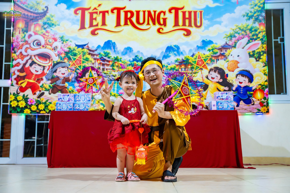 Bạn nhỏ thích thú khi được chụp ảnh với chú Cuội