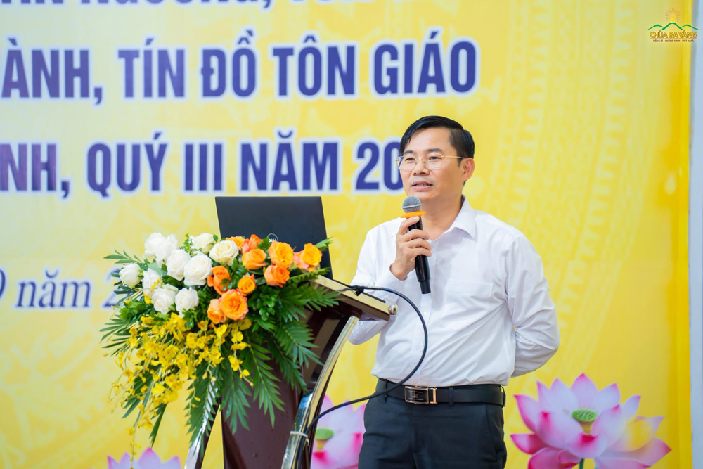 Ông Nguyễn Đăng Kiên - Trưởng phòng Tôn giáo - Sở Dân tộc và Tôn giáo thành phố Quảng Ninh báo cáo chuyên đề pháp luật về tín ngưỡng, tôn giáo tại hội nghị