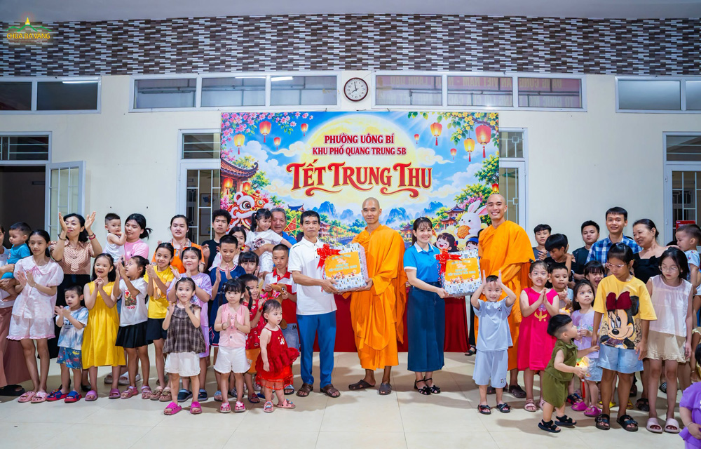 Với sự quan tâm đặc biệt dành cho thế hệ trẻ - những mầm non tương lai của đất nước, từ trên Sư Phụ Thích Trúc Thái Minh, chùa Ba Vàng đã chuẩn bị những món quà gửi tặng các em thiếu nhi trên địa bàn khu phố Quang Trung 5B nhân dịp Tết Trung thu