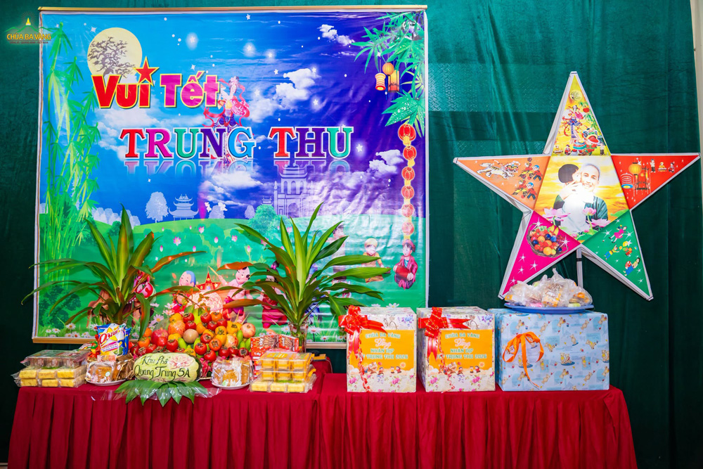 Chùa Ba Vàng tặng quà các em thiếu nhi trên địa bàn khu phố Quang Trung 5A nhân dịp Tết Trung thu