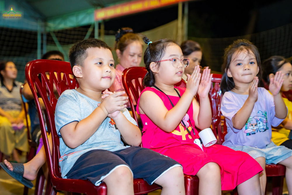 Dưới ánh trăng sáng, các bạn nhỏ đã được tham dự một đêm Trung thu đầy vui tươi và ý nghĩa