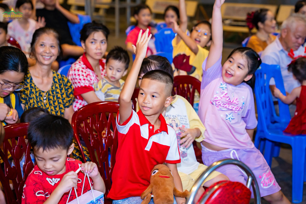 Các bạn nhỏ hăng hái trả lời câu đố từ chú Cuội
