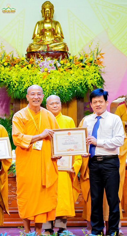 Thầy Thích Trúc Thái Minh nhận Bằng khen ghi nhận những đóng góp và thành tích trong công tác từ thiện, nhân đạo, an sinh xã hội và xây dựng khối đại đoàn kết toàn dân tộc trên địa bàn tỉnh của UBND tỉnh Quảng Trị trao tặng