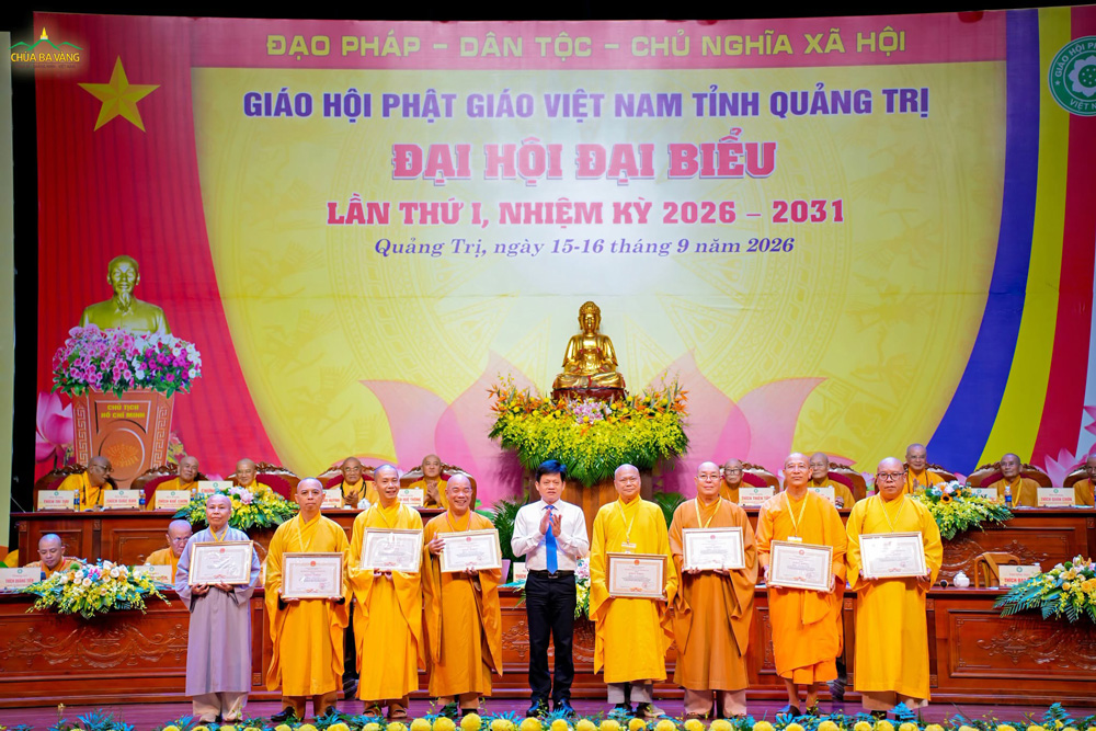 Ghi nhận những đóng góp của Phật giáo tỉnh Quảng Trị trong nhiệm kỳ qua, tại phiên trọng thể, Ban Trị sự GHPGVN tỉnh vinh dự đón nhận Bằng tuyên dương công đức của Trung ương Giáo hội Phật giáo Việt Nam và Bằng khen của UBND tỉnh Quảng Trị