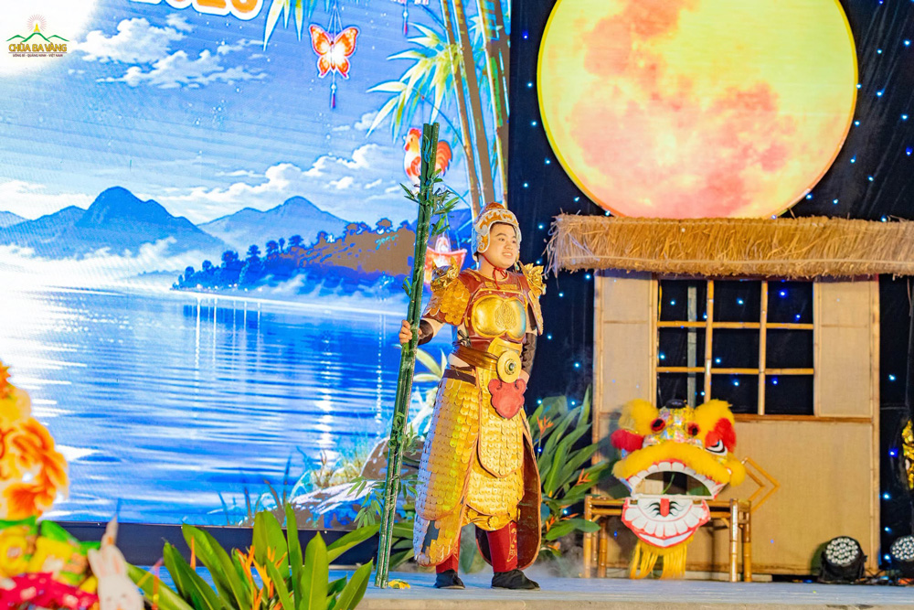 Chàng trai vạm vỡ Thánh Gióng xuất hiện để vui Trung thu cùng các bạn nhỏ