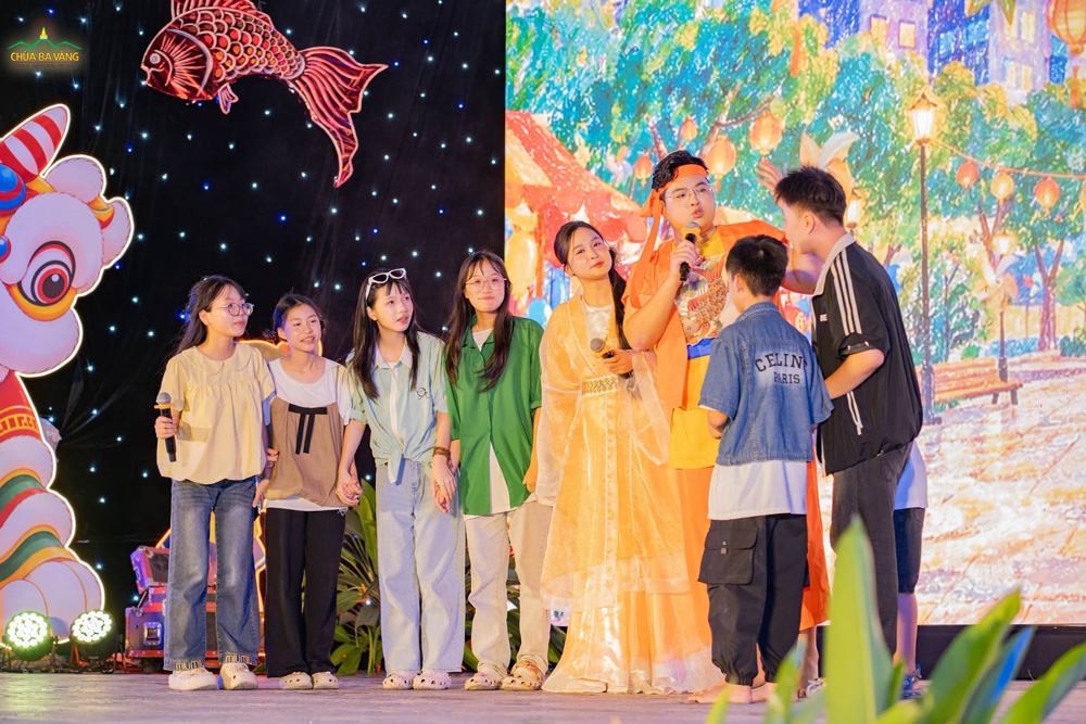 Chú Cuội và chị Hằng giao lưu cùng các bạn nhỏ trong chương trình