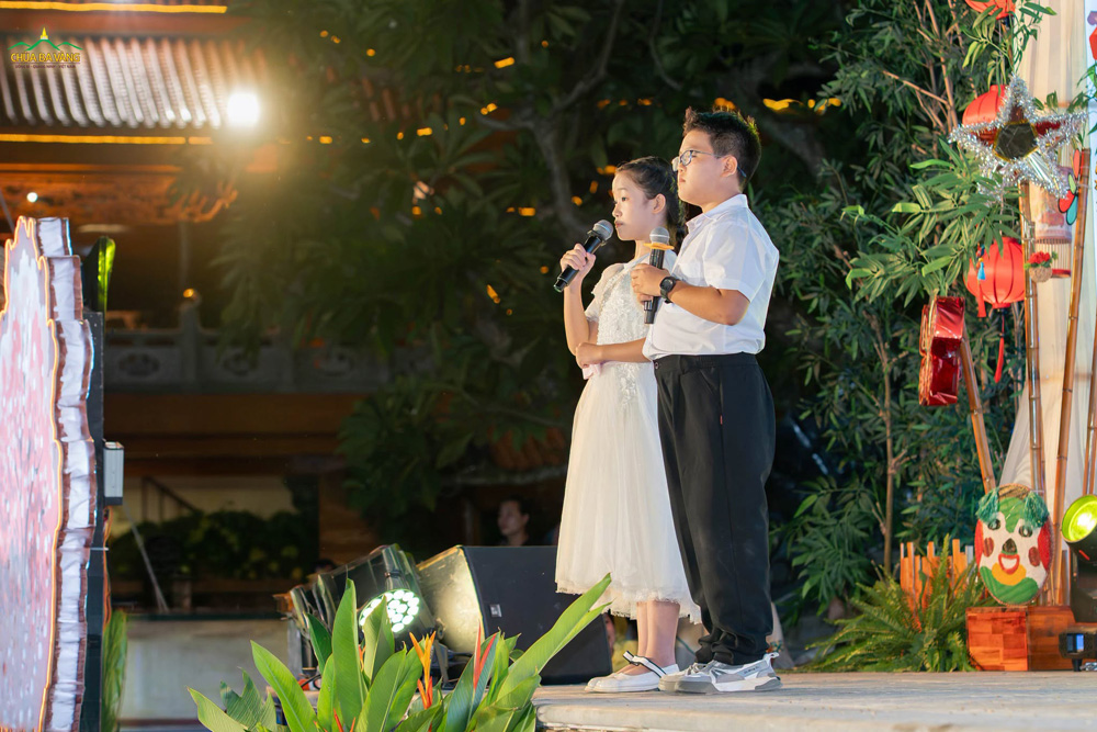 Bạn Nguyễn Đức Minh Hiếu và bạn Trần Thảo Vy kể câu chuyện Lễ hạ điền trong chương trình