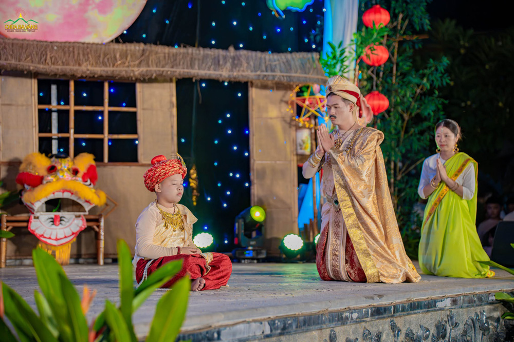 Lễ hạ điền gắn với một câu chuyện về thời thơ ấu của Thái tử Tất Đạt Đa – người sau này trở thành Đức Phật Thích Ca Mâu Ni. Từ khi còn nhỏ, Ngài đã có những suy tư sâu sắc trước cảnh muôn loài tranh đấu, sát hại lẫn nhau và khởi lên lòng từ bi, thương xót chúng sinh