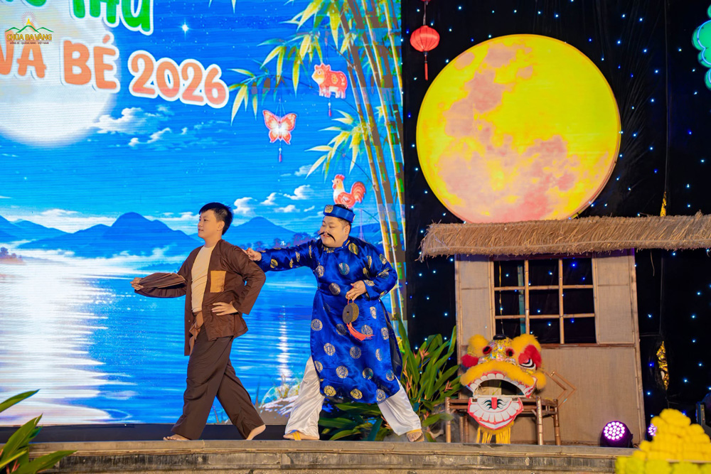Nhân vật dũng sĩ Thạch Sanh và kẻ bán rượu Lý Thông đã xuất hiện trong đêm Trung thu Trăng và Bé tại chùa Ba Vàng