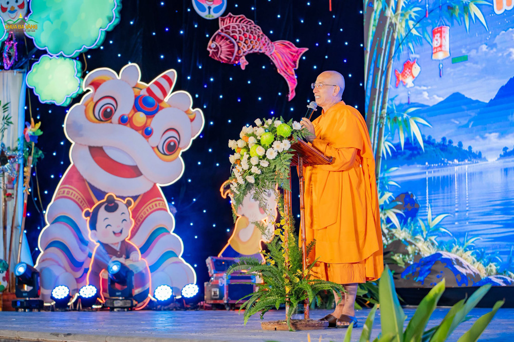 Ngày Tết Trung thu, các bạn nhỏ được lắng nghe những lời chỉ dạy vô cùng ý nghĩa, sâu sắc từ trên Sư Phụ Thích Trúc Thái Minh