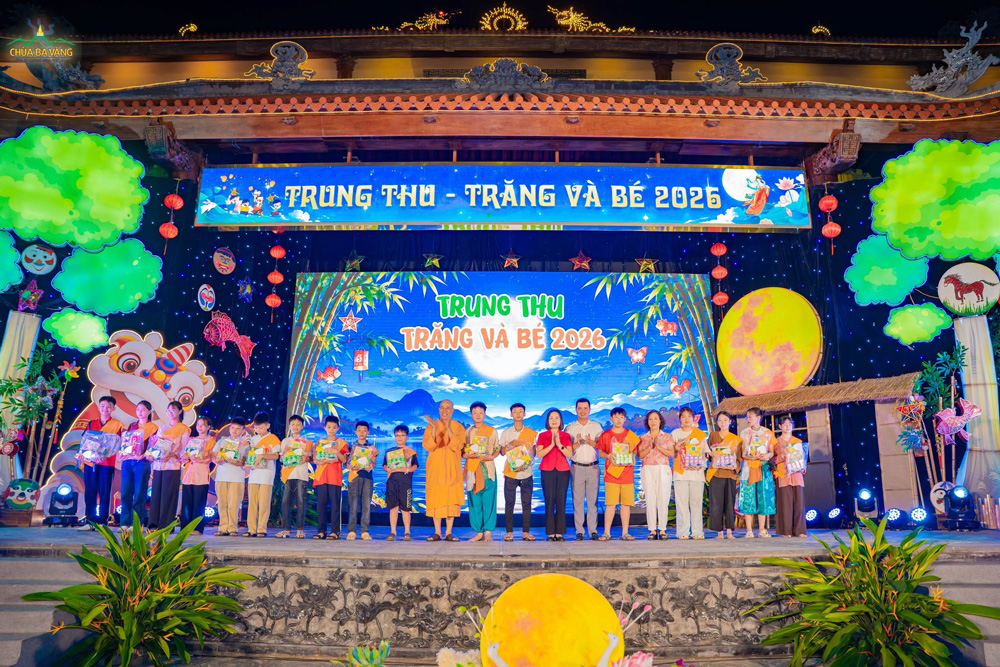 Với sự quan tâm đặc biệt dành cho thế hệ trẻ, nhân chương trình, Sư Phụ và các vị khách quý đã trao tặng những phần quà Trung thu ý nghĩa để dành tặng cho các bạn nhỏ trong năm vừa qua đã xuất sắc hoàn thành các bài tập đạo đức