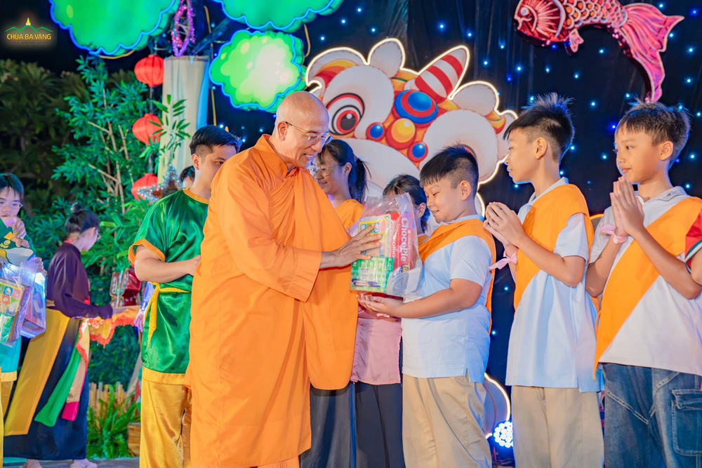 Mong rằng, khi đón nhận những món quà đầy ắp tình thương từ Sư Phụ, các bạn hãy lấy đó làm động lực, luôn cố gắng chăm chỉ học tập, rèn luyện đạo đức để trở thành những người con hiếu thảo, trò giỏi, và là những mầm non thiện lành, lan tỏa những hạt giống tốt đẹp cho cuộc đời nhé!