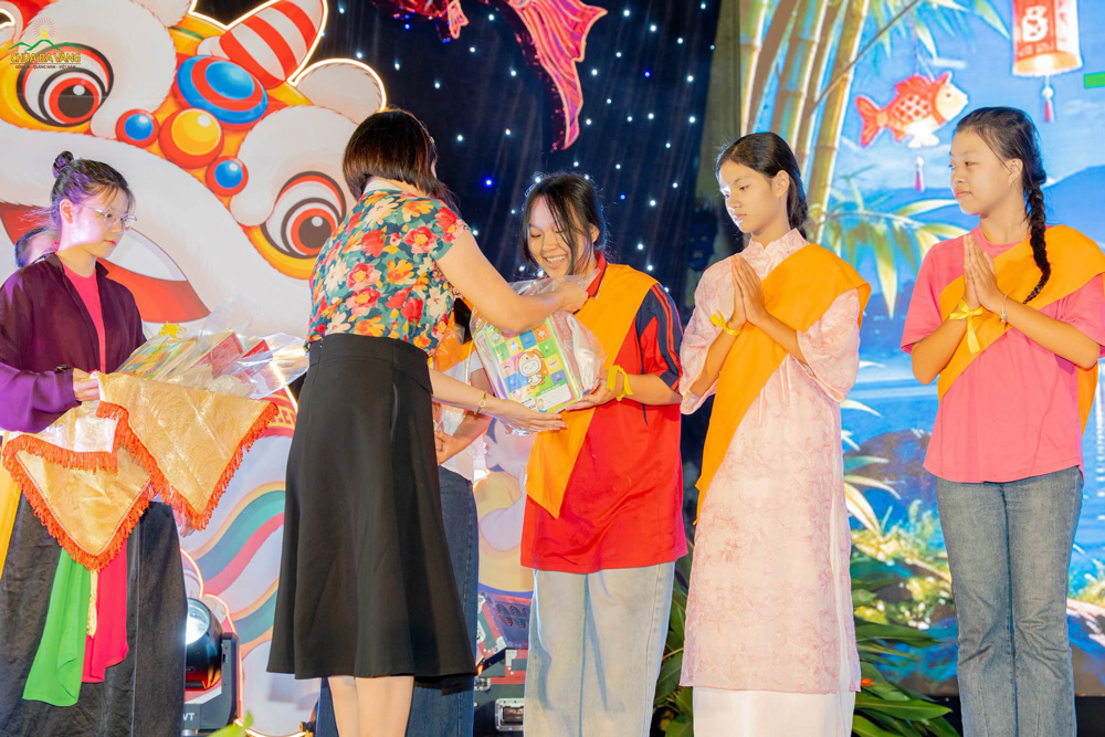 Đại biểu khách quý tặng quà cho các bạn có hoàn cảnh đặc biệt trong chương trình