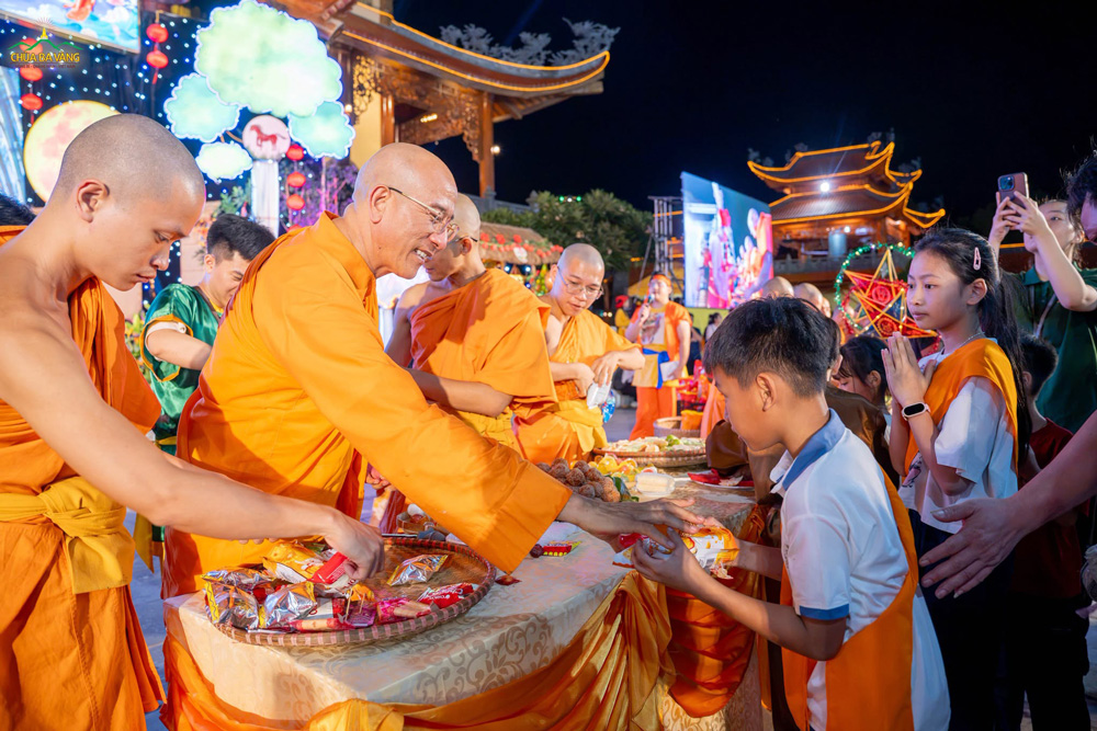 Sư Phụ phát lộc quà bánh Trung thu cho các bạn nhỏ!