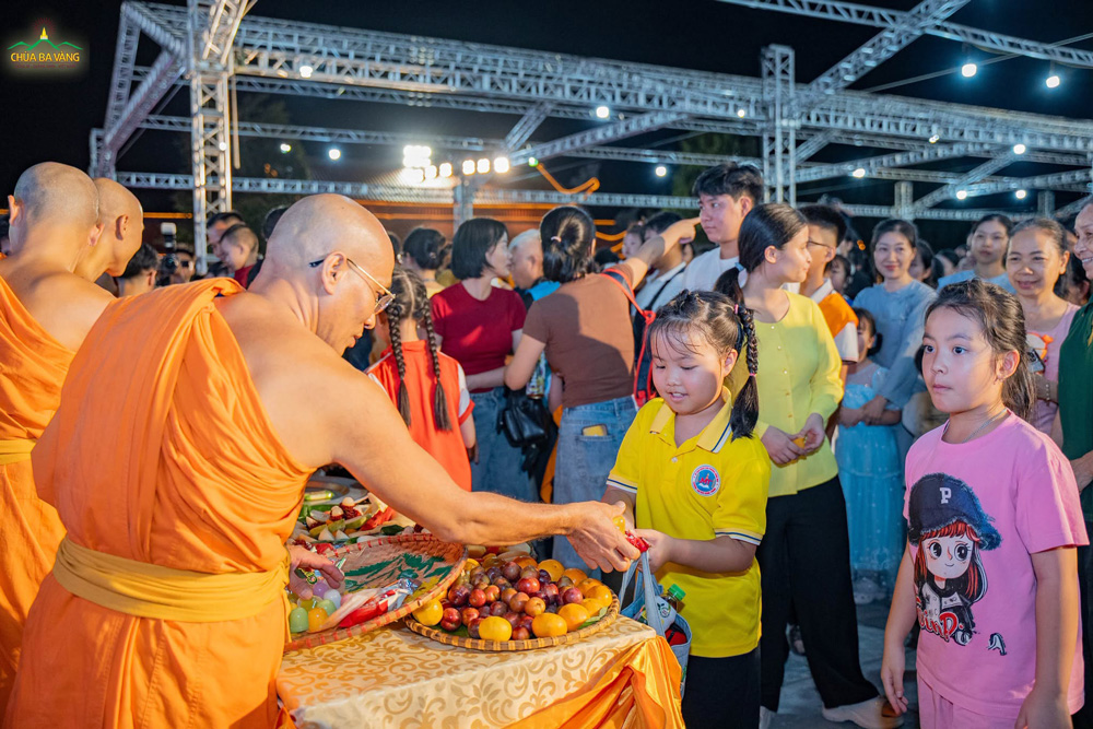 Chư Tăng tặng bánh Trung thu cho các bạn nhỏ