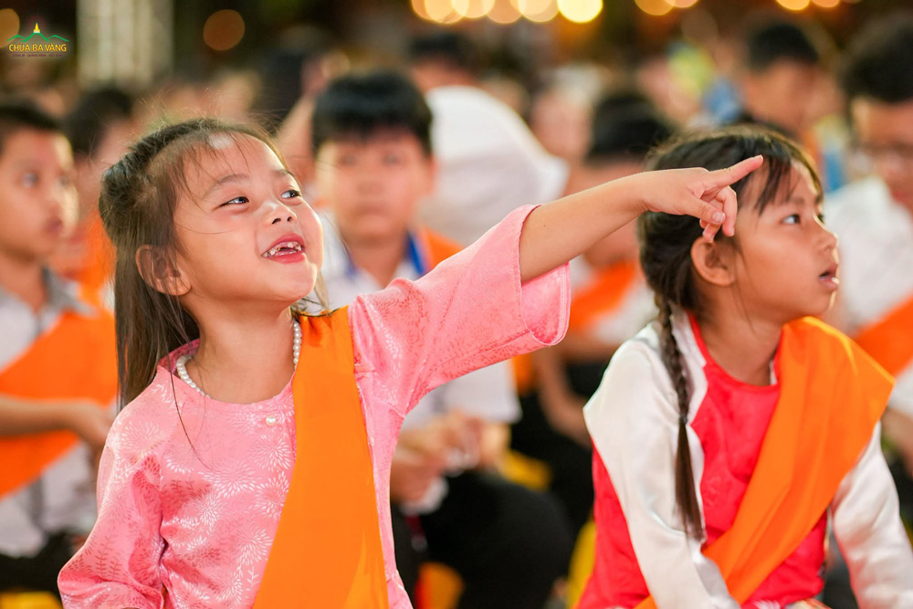 Các em nhỏ rất thích thú và hào hứng khi được gặp những nhân vật cổ tích quen thuộc!