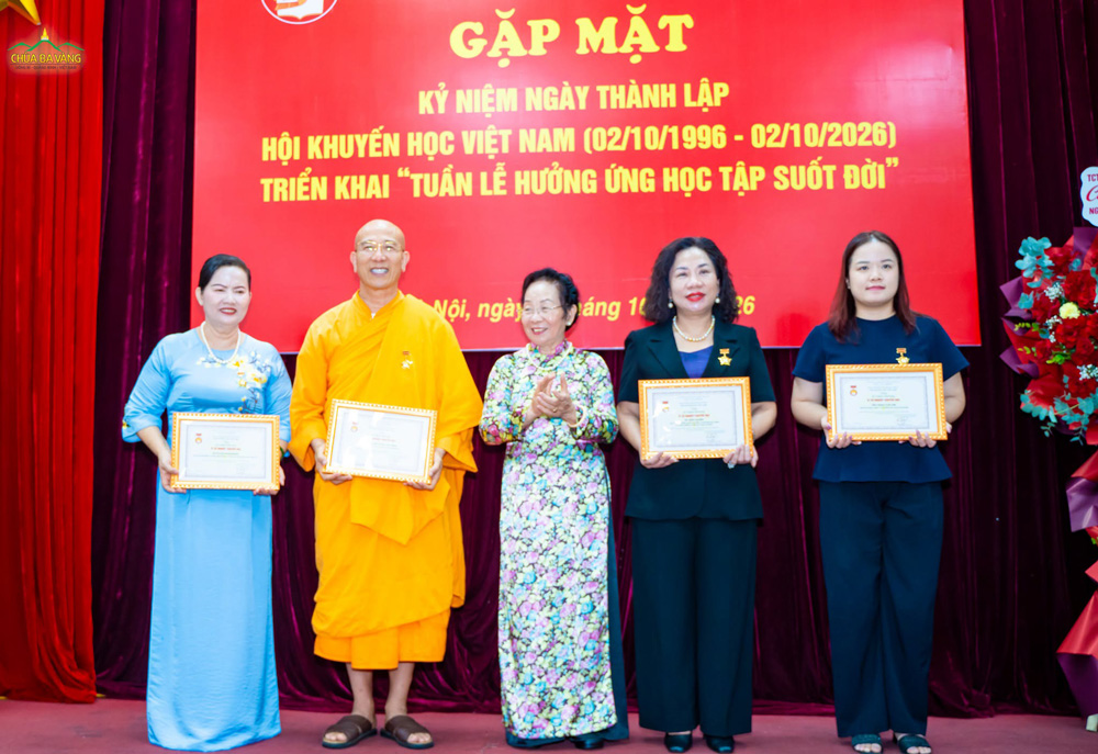 Hội Khuyến học Việt Nam trao tặng bằng khen, Kỷ niệm chương cho các tập thể, cá nhân đã đồng hành cùng Hội Khuyến học Việt Nam trong nhiều hoạt động thời gian qua