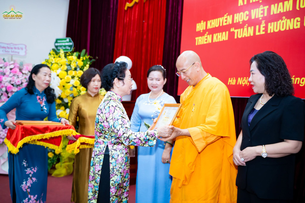 Thầy Thích Trúc Thái Minh được Ban Chấp hành Trung ương Hội Khuyến học Việt Nam trao tặng bằng khen với những công lao đóng góp đối với sự nghiệp khuyến học, khuyến tài, xây dựng xã hội học tập