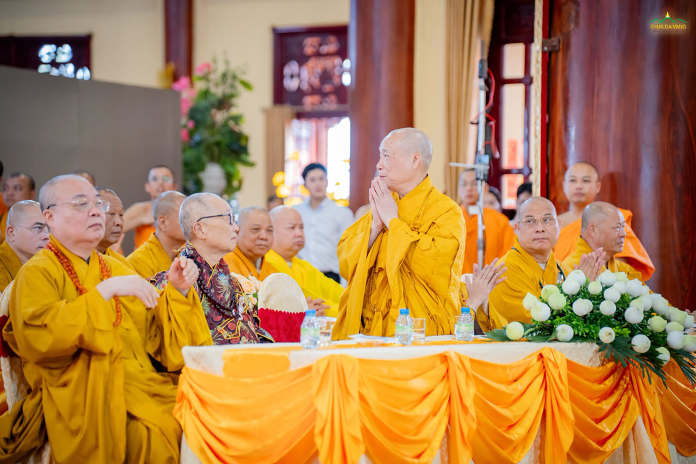Hòa thượng Thích Bảo Nghiêm - Phó Chủ tịch Hội đồng Trị sự, Trưởng ban Hoằng Pháp TW GHPGVN, Trưởng ban Trị sự GHPGVN thành phố Hà Nội, Đại biểu Quốc hội khóa XVI chứng dự buổi lễ