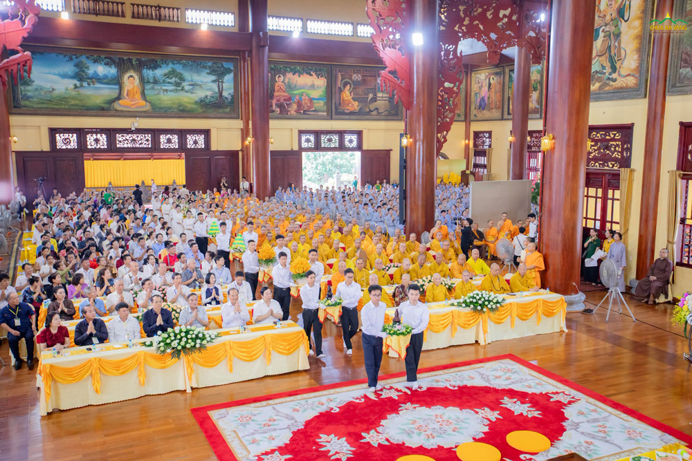 “Con người có Tổ có tông Như cây có cội, như sông có nguồn” Nhân lễ tưởng niệm 269 năm ngày đức Tổ sư viên tịch, để bày tỏ tấm lòng tôn kính và tri ân sâu sắc, hàng Phật tử thiện nam tín nữ đã thành tâm chuẩn bị những phẩm vật thanh tịnh để dâng cúng lên Tam Bảo, cúng dường đức Tổ Sư