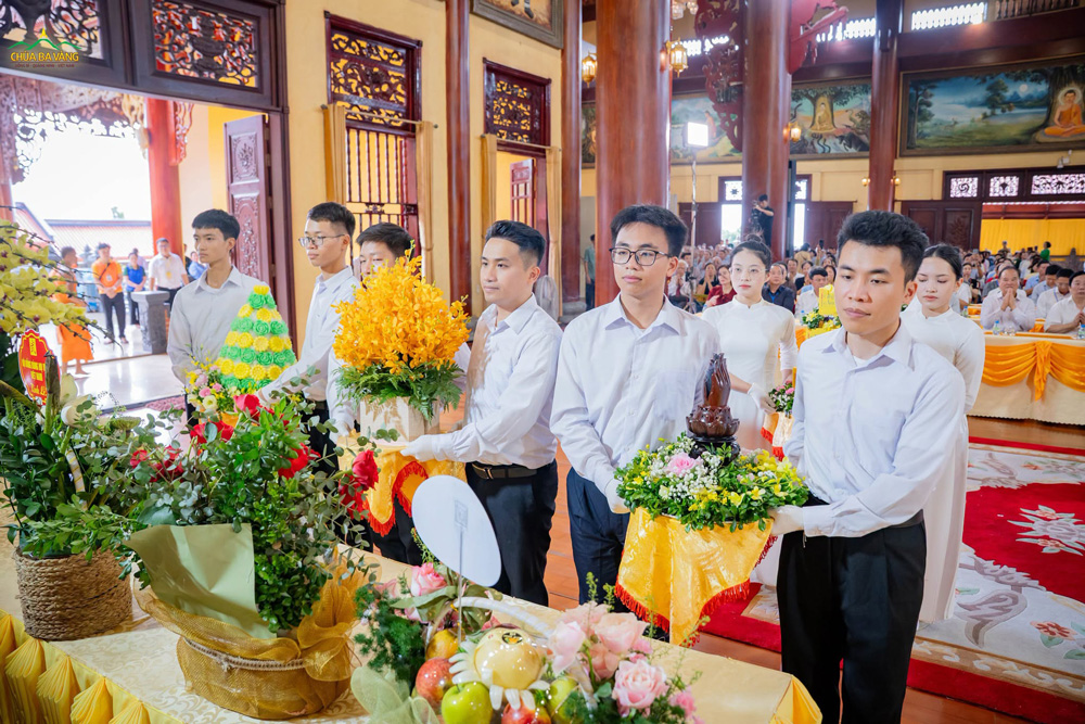 Nhân ngày húy kỵ Đức Tổ Sư Trúc Lâm Ma Ha Sa Môn Tuệ Bích Phổ Giác, những người con Phật xin thành tâm hướng vọng, sắm sửa phẩm vật thanh tịnh, dâng lên cúng dường Tam Bảo, cúng dường đức Tổ sư, cùng hiện tiền chư Tôn thiền đức