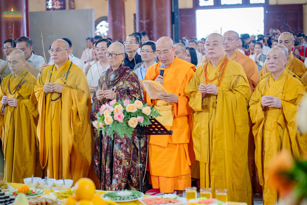 Trong giây phút thiêng liêng, với tất cả lòng thành kính và niềm tri ân sâu sắc đối với Đức Tổ sư Ma Ha Sa Môn Tuệ Bích Phổ Giác, chư Tôn thiền đức cùng quý vị đại biểu, khách quý thành kính dâng nén tâm hương, bạch Phật, tưởng niệm và tri ân ân đức của Ngài
