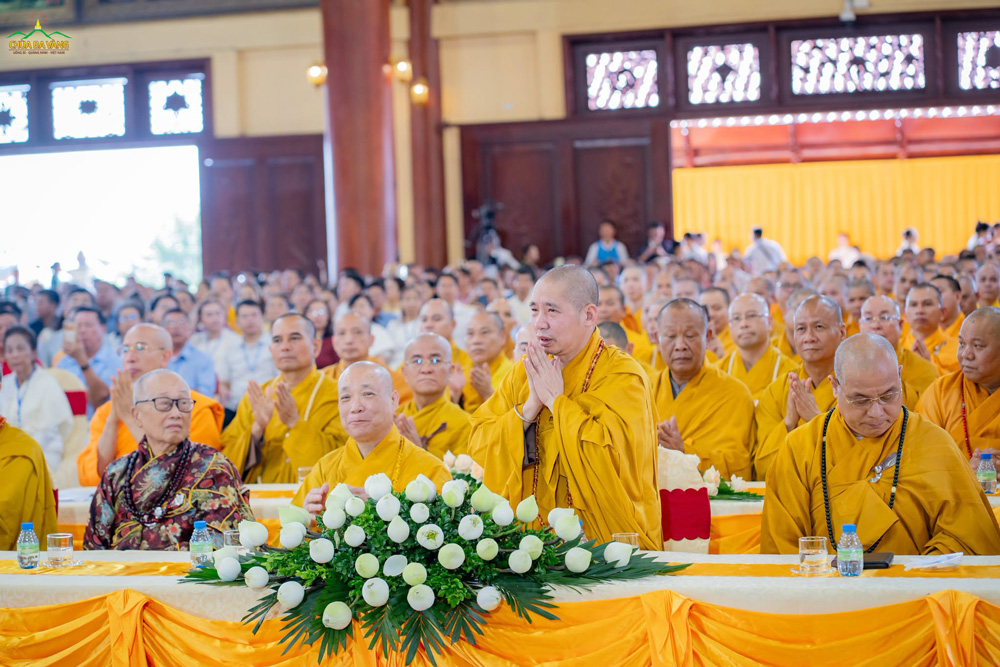 Thượng tọa Thích Thanh Tuấn - Phó Tổng Thư ký, Chánh Văn phòng TW GHPGVN chứng minh tham dự chương trình