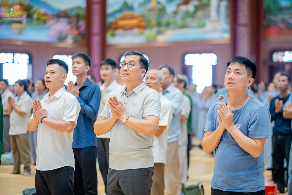 Quý Phật tử, Nhân dân hướng tâm theo nghi thức cúng Tổ