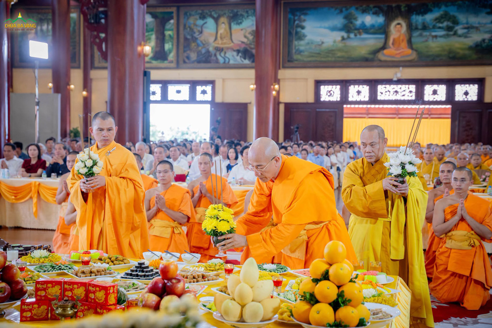 Chư Tôn đức Tăng thành kính dâng hoa cúng Tổ Sư