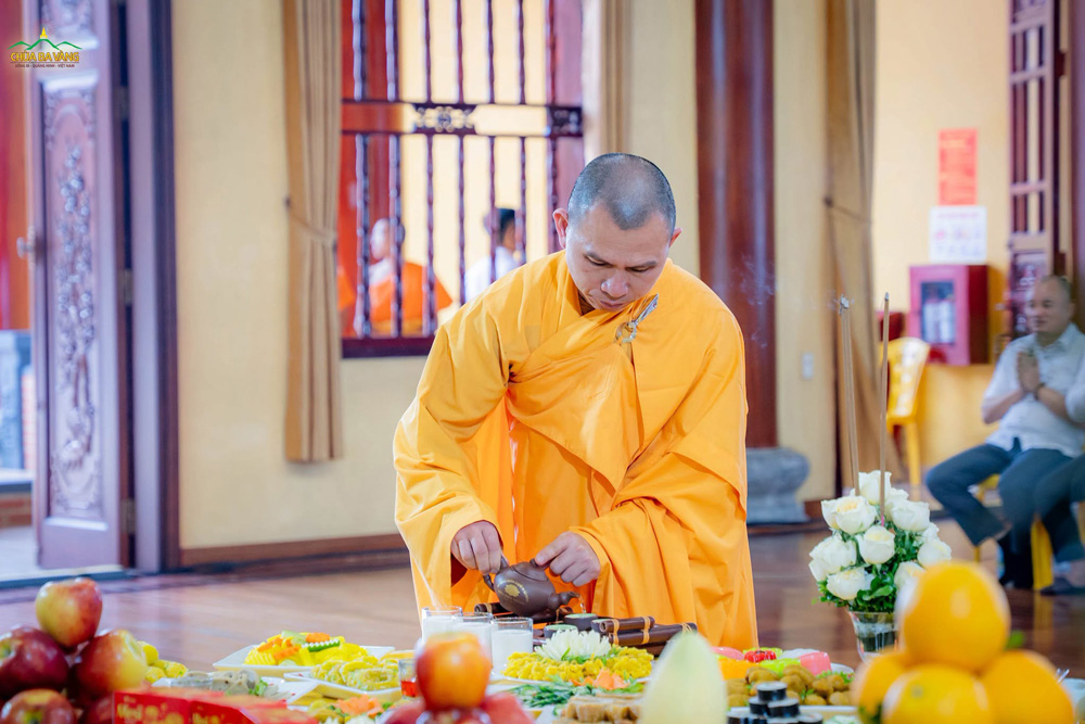 Chư Tăng dâng trà cúng Tổ Sư