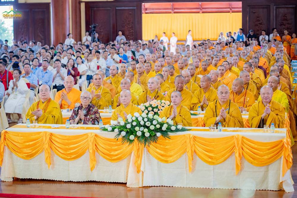 Chư Tôn Trưởng lão Hòa thượng, chư Thượng tọa cùng chư Tôn thiền đức quang lâm chứng minh, tham dự chương trình
