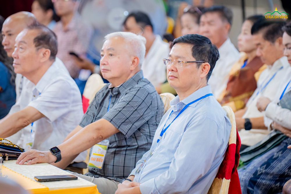 Quý vị đại biểu, khách quý tham dự chương trình