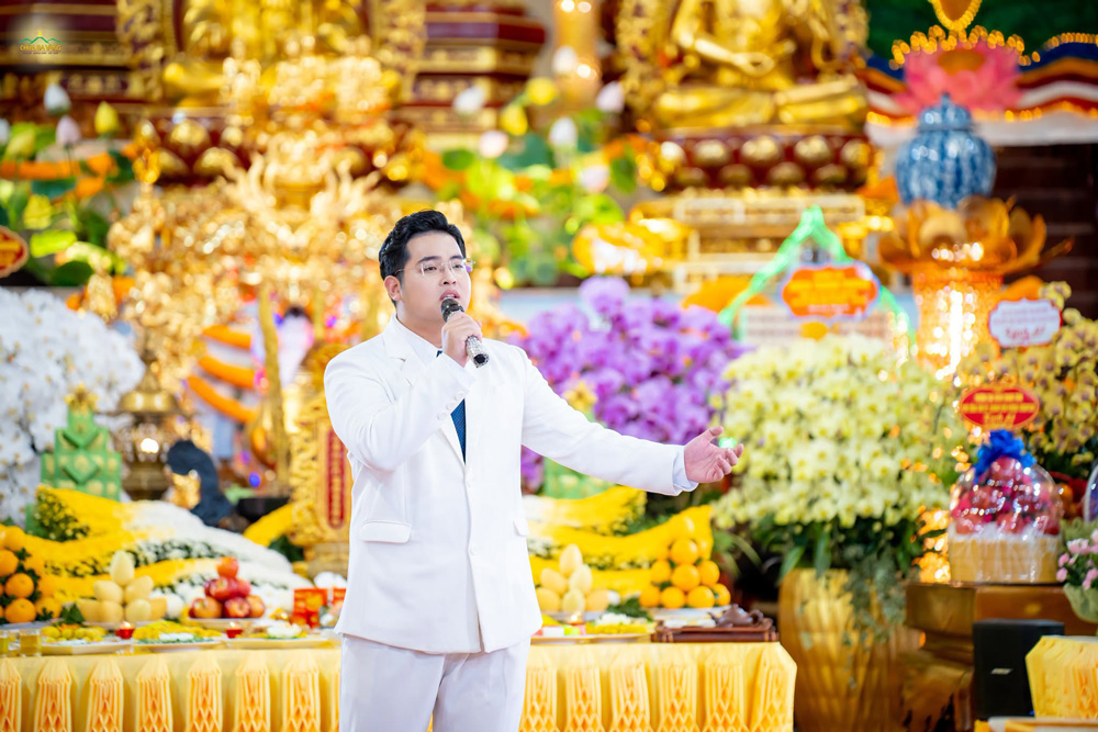 Ca sĩ Nam Lê cúng dường chư Tôn đức và đại chúng ca khúc “Đất Tổ linh thiêng” - nhạc phẩm ngợi ca vùng đất đã nuôi dưỡng đạo mạch thiền phái Trúc Lâm, khiến cho Phật Pháp được lưu truyền lâu dài trên đất nước Việt Nam