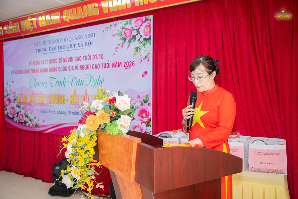 Bà Bùi Thị Thu Hòa - Phụ trách Chi hội Người cao tuổi Trung tâm phát biểu trong chương trình