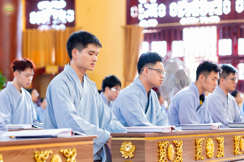 Trong 3 ngày vừa qua, quý Phật tử, Nhân dân được nương vào oai lực Tam Bảo, nương ân đức của trên Sư Phụ và Đại Tăng để thành tâm sám hối, phát nguyện tinh tấn làm các việc thiện