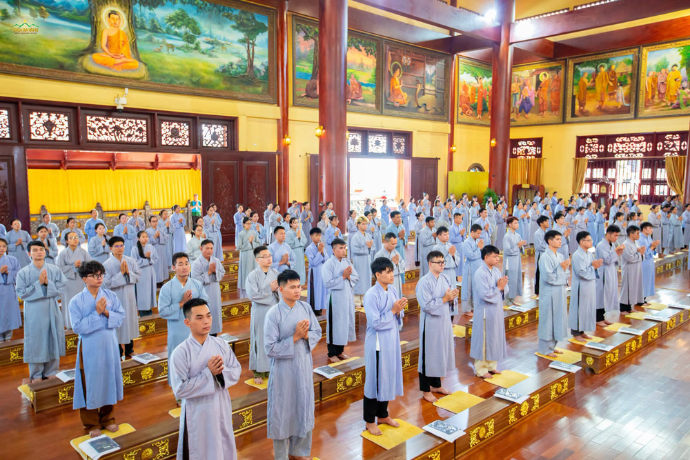 Hiểu được công đức thù thắng của Pháp đàn Lương Hoàng Bảo Sám, các Phật tử thành kính hướng về Tam Bảo, nhất tâm cùng chư Tăng tụng kinh, hồi hướng công đức trong lễ kết đàn