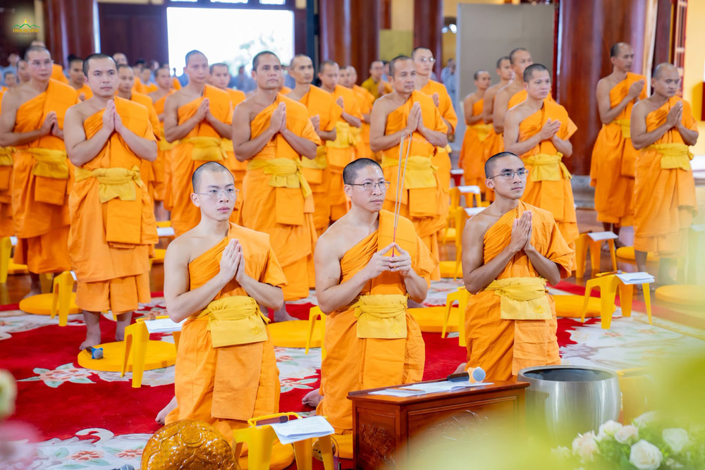 Đối trước ngôi Tam Bảo, chư Tôn đức Tăng đã niêm hương, bạch Phật, tác lễ kết Pháp đàn Lương Hoàng Bảo Sám