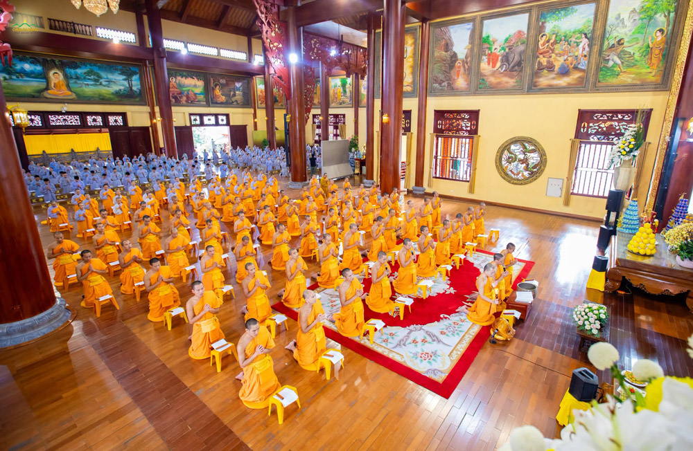 Buổi lễ diễn ra trong không khí trang nghiêm và thành kính