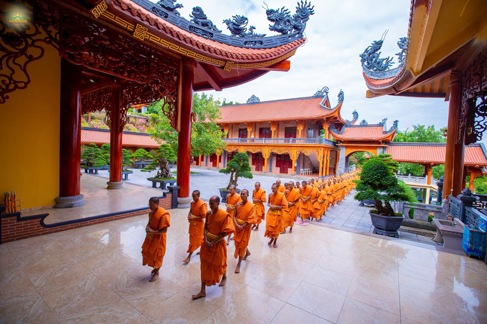 Chư Tôn đức Tăng quang lâm Đại hùng Bảo điện, tác lễ kết sám hối kinh Lương Hoàng Bảo Sám