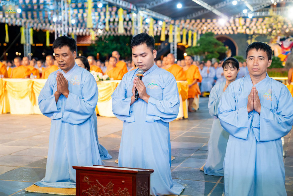 Đại diện các Phật tử thành kính dâng lời tác bạch, tri ân Sư Phụ cùng chư Tôn đức Tăng đã vì lợi ích, hạnh phúc của đại chúng và chúng sinh các cõi mà thiết lập Pháp đàn Lương Hoàng Bảo Sám liên tục trong ba ngày ba đêm