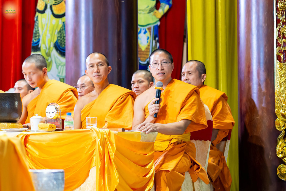 Cuối buổi lễ, chư Tăng đã có lời chỉ dạy, sách tấn đại chúng tinh tấn trên con đường tu học