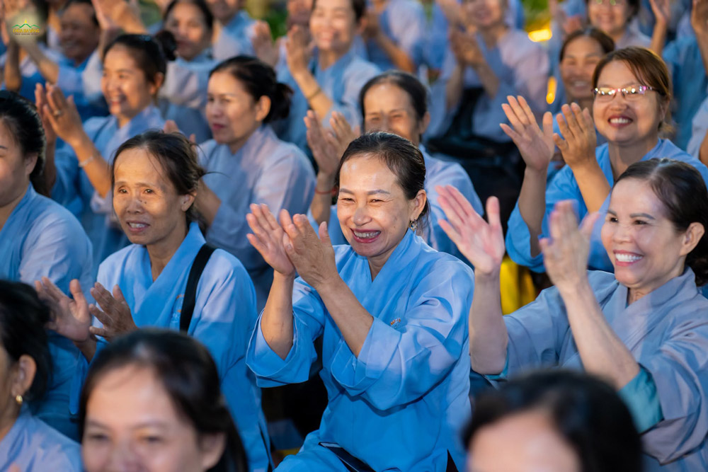 Những tràng pháo tay cùng nụ cười hoan hỷ của các Phật tử sau lời sách tấn của chư Tăng đã khép lại buổi lễ trong niềm hân hoan, tiếp thêm động lực để đại chúng tinh tấn tu học