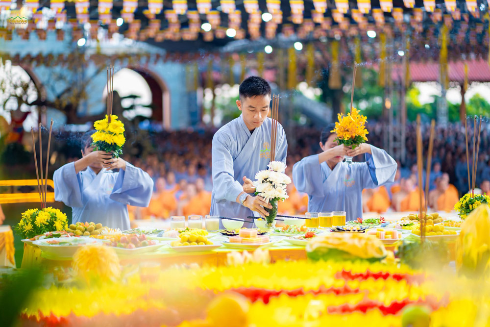 Phật tử dâng hương hoa cung thỉnh theo sự hướng dẫn của chư Tăng