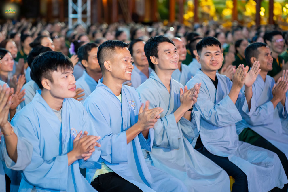 Những nụ cười rạng rỡ trong lễ chẩn tế kết đàn ghi dấu niềm vui của các Phật tử sau ba ngày cùng nhau tinh tấn lễ Phật, tụng kinh, chí thành sám hối