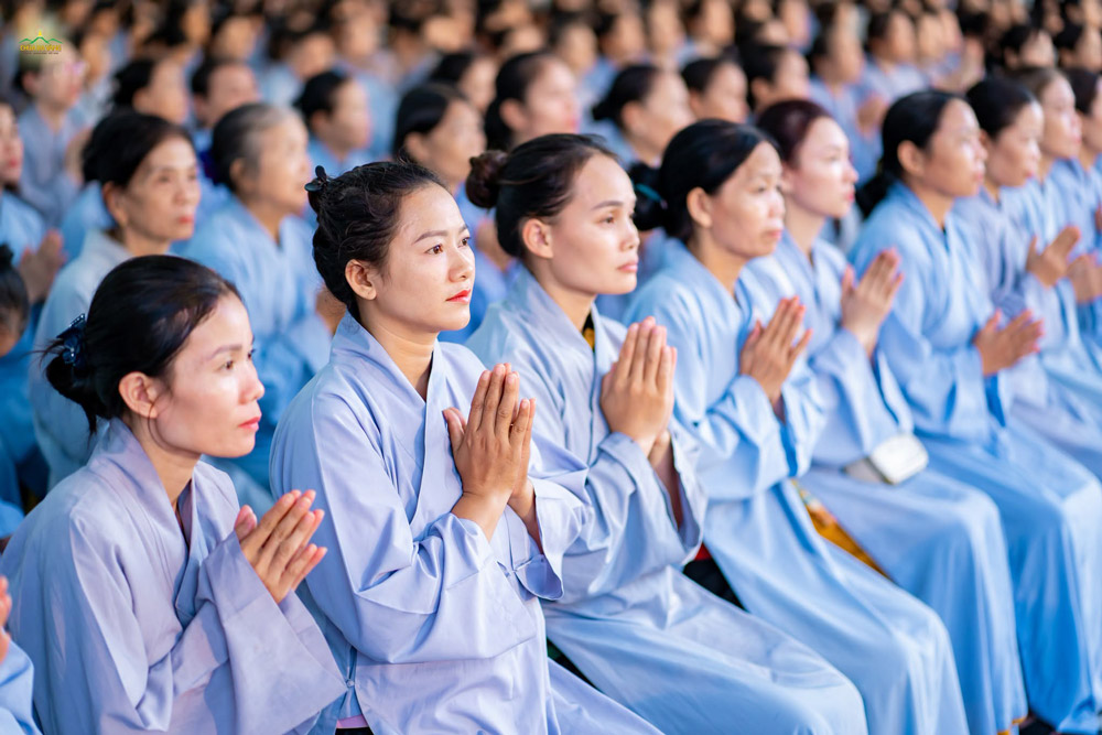 Các Phật tử tham gia chẩn tế kết đàn Lương Hoàng Bảo Sám tại sân chính điện