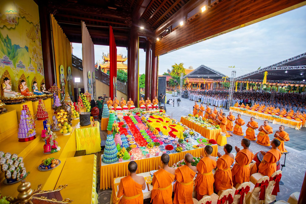 Nhân lễ kết đàn Lương Hoàng Bảo Sám, trước lời thỉnh cầu của quý Phật tử, Nhân dân, với lòng thương tưởng chúng sinh nơi cõi khổ, chư Tôn đức Tăng quang lâm tác lễ chẩn tế cho các chúng trong cõi tâm linh