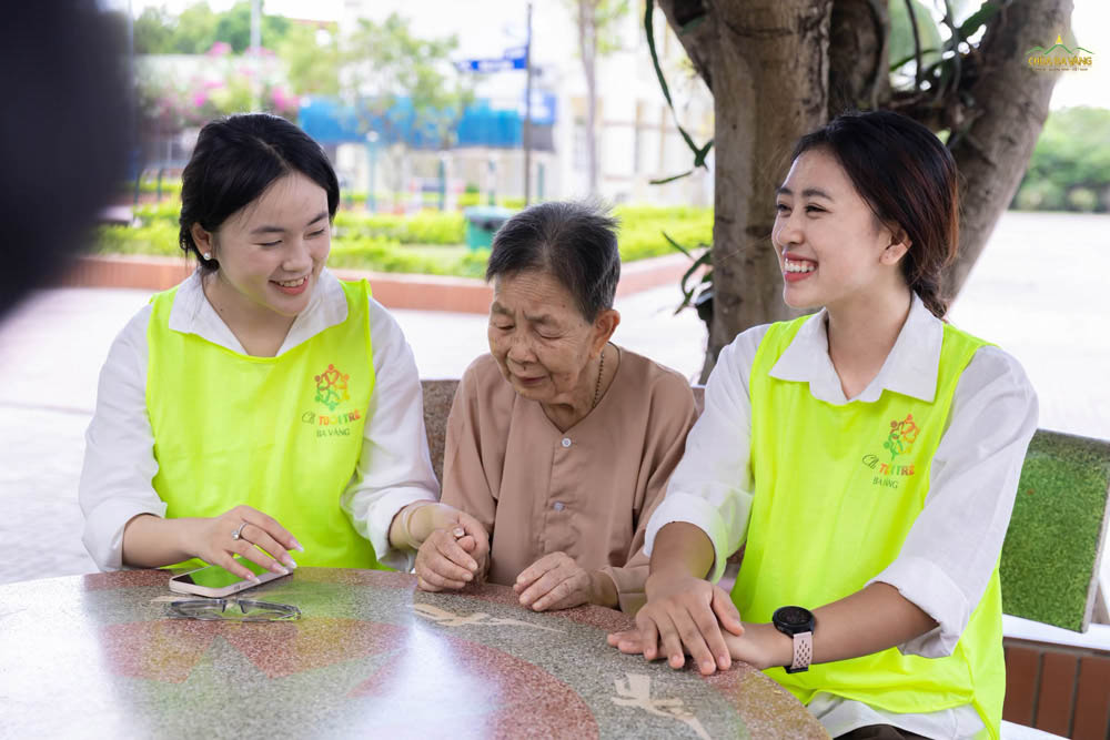 Các bạn cùng nhau trò chuyện với các cụ