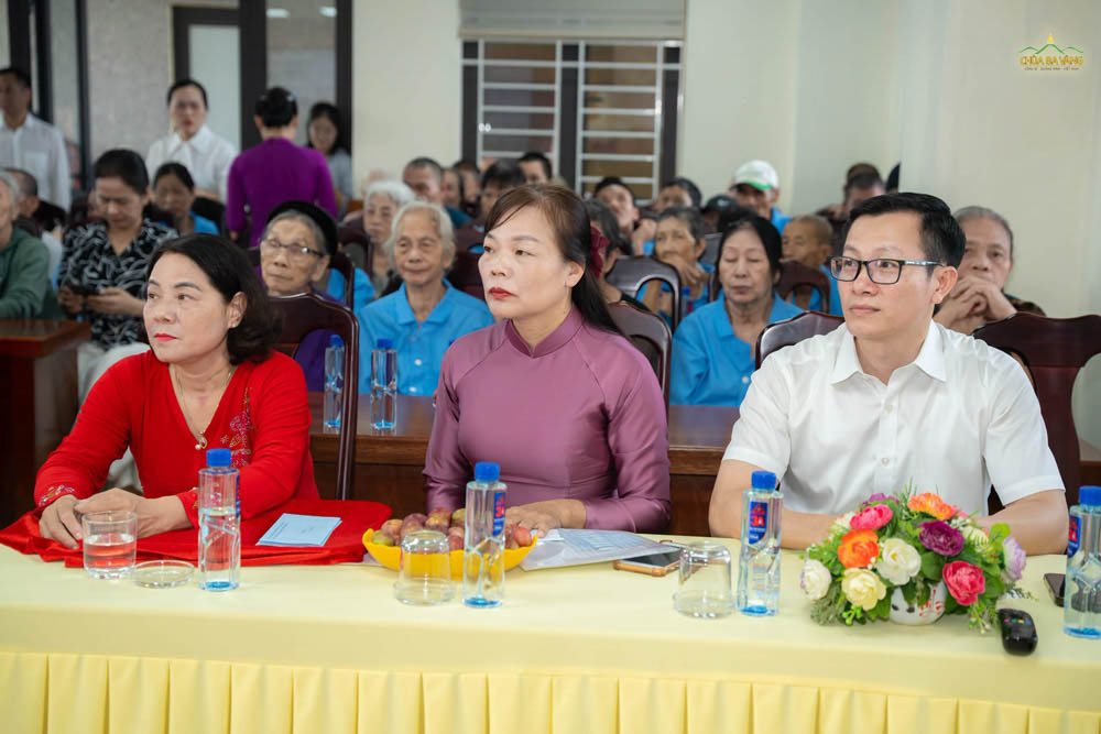 Ông Trương Mạnh Hùng - Phó Giám đốc Trung tâm (ngồi ngoài cùng bên phải) tham dự chương trình kỷ niệm Ngày Quốc tế Người cao tuổi