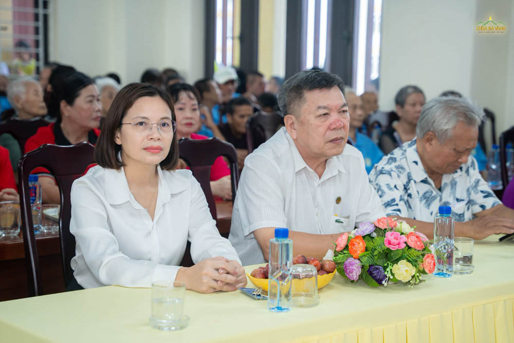 Bà Vũ Thị Thục - Phó Giám đốc phụ trách Trung tâm tham dự chương trình kỷ niệm Ngày Quốc tế Người cao tuổi