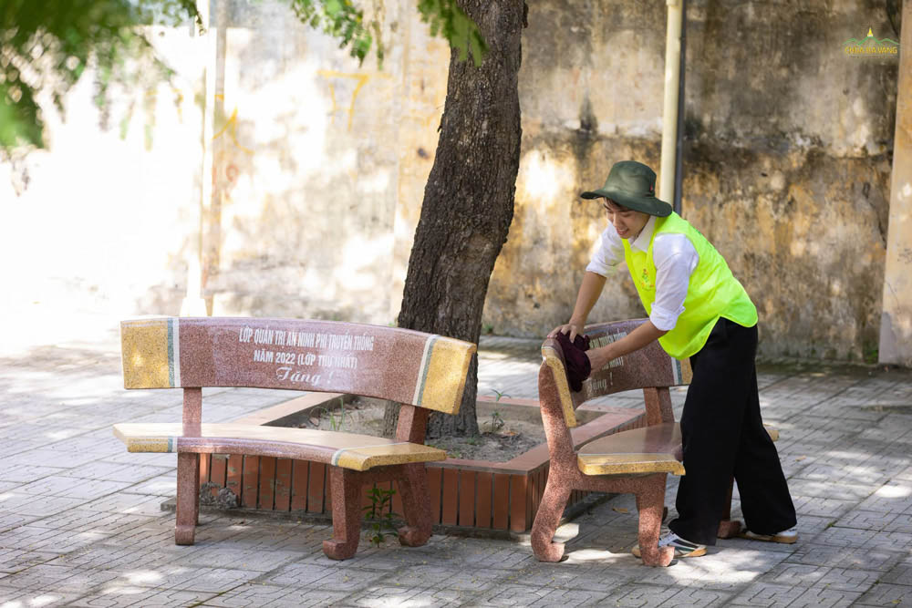 Các bạn cùng lau dọn trong khuôn viên trung tâm